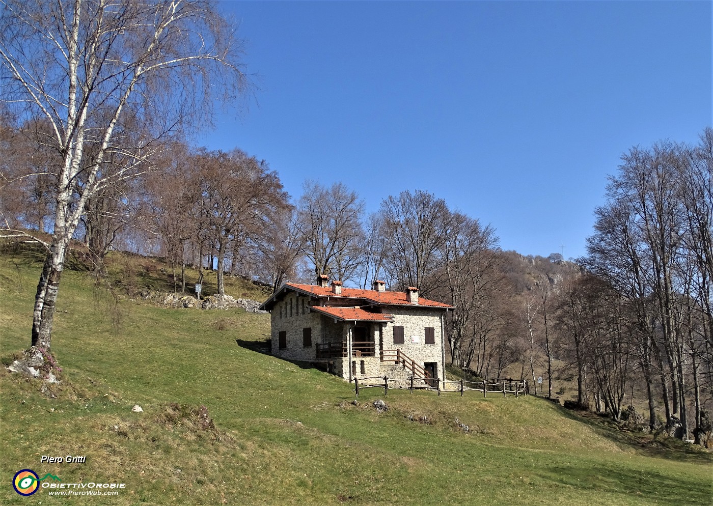 70 Il Rif. Monte Zucco (1150 m) nella radura dei Foppi.JPG